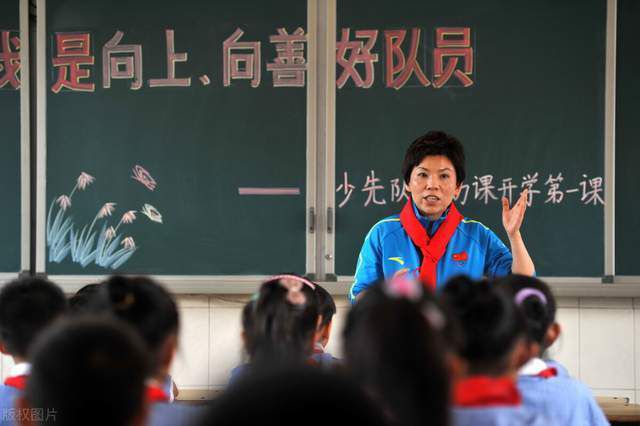 滕哈赫聪明且雄心勃勃，在转会市场上要求也很高，他了解格雷泽在这里是不受欢迎的，因此也认为曼联与他们一刀两断是最符合利益的。